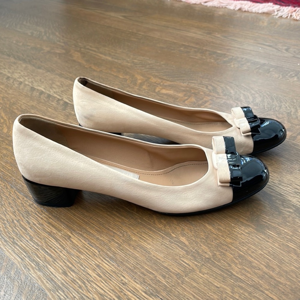 Ferragamo Bow Pump Shoe Black & Tan
